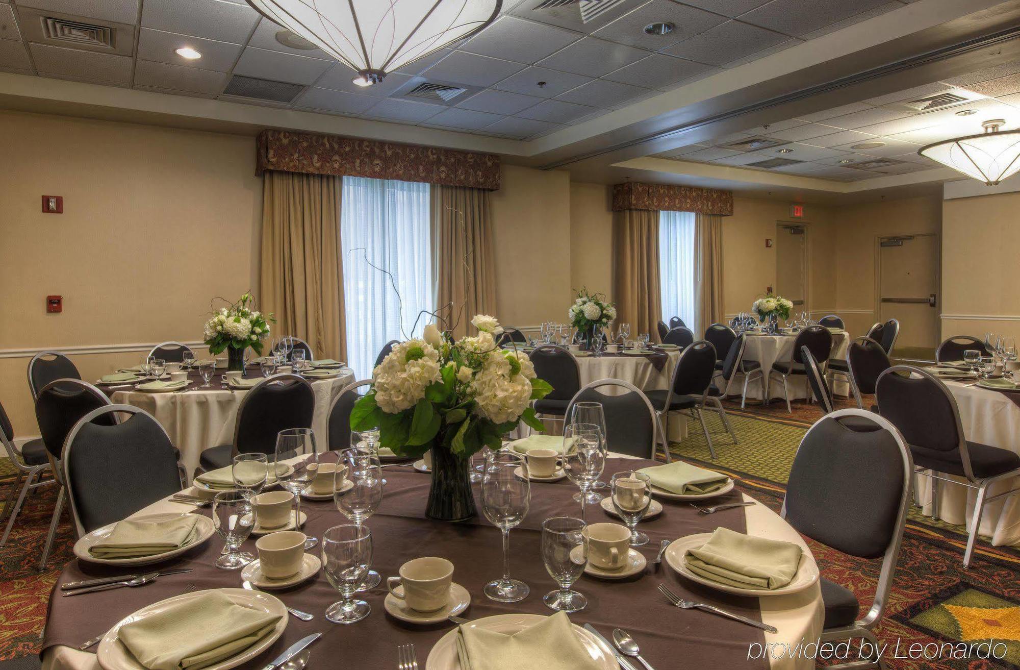 Hilton Garden Inn Norwalk Restoran fotoğraf